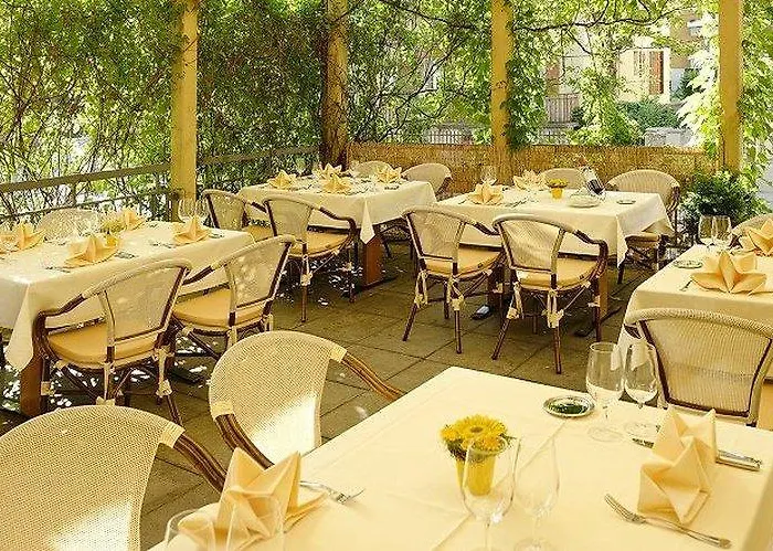 Ambassador Hotell 4*